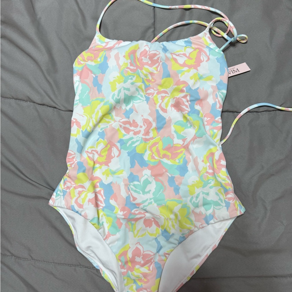 Beautiful one piece swimsuit. #Womanswimsuit XS. #VictoriaSecret.